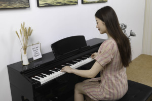 Piano numérique électronique 88 touches avec clavier à marteaux lestés, interface MIDI, 3 pédales, 800 sons, imprimable - Product Image 3