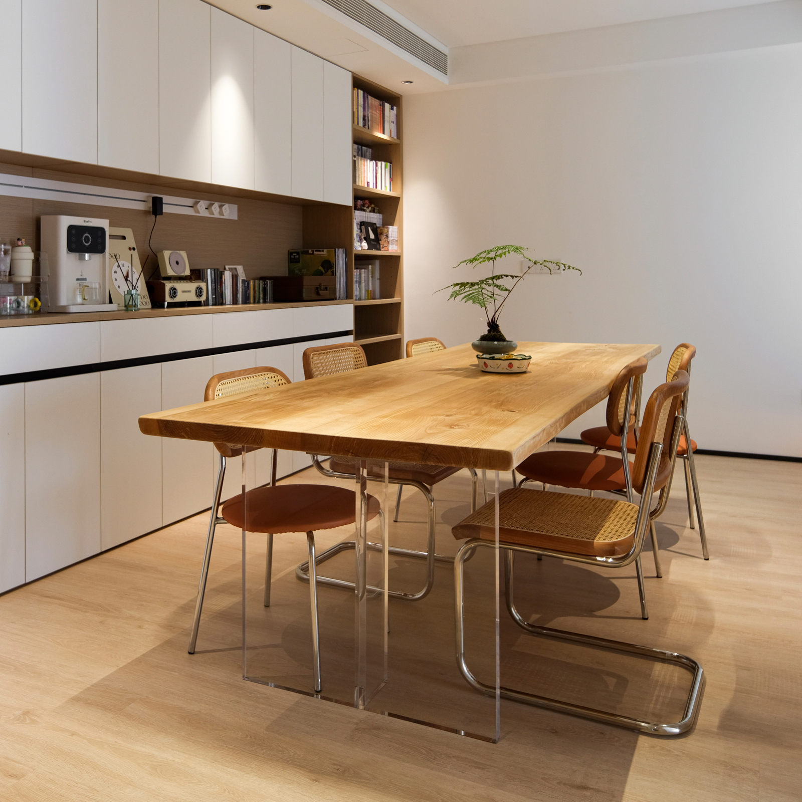 โต๊ะอาหารขนาดใหญ่ แผ่นไม้แอชสองชั้น ขาอะคริลิคทรงตัวที