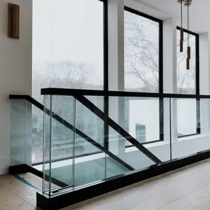 Tangga kaca dalam ruangan, pagar kaca dengan pegangan kaca tanpa bingkai untuk tangga