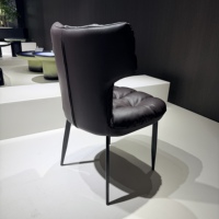 Chaise de salle à manger moderne et durable, rembourrée en cuir écologique, design capitonné, pieds en métal (peinture poudrée), mobilier de salle à manger pour la maison