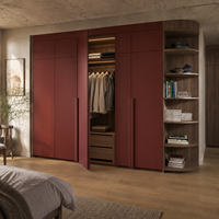 Armoire de chambre à coucher sur mesure de style italien moderne avec portes laquées bordeaux et étagères ouvertes en noyer
