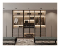 Armoire de chambre intégrée haut de gamme avec cadre noir personnalisé, éclairage LED, portes coulissantes et coiffeuse intégrée