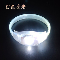 Bracelets LED Lumineux Blancs à Activation par Mouvement, Brillants en Rouge Vert Bleu, pour Soirées et Événements Promotionnels