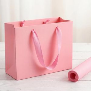 Bolsa de Papel de Regalo para Ropa de Diseño Personalizado Rosa de Lujo con Impresión de Logotipo - Product Image 3