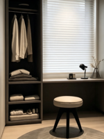 Système de dressing minimaliste monochrome XINGRUO avec étagères ouvertes, tringle de suspension et bureau