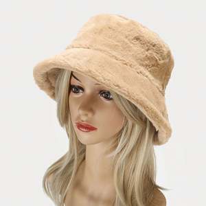 Chapeau Bob Chaud et Doux en Peluche pour l'Automne et l'Hiver, Couleur Unie Simple, Tendance et Très Vendu - Product Image 1