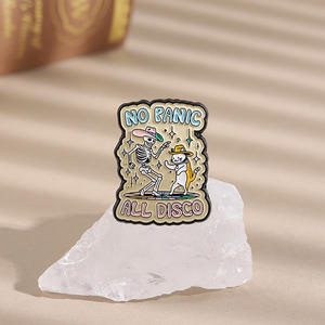 دبوس زينة بتصميم كرتوني عتيق على شكل جمجمة وقطة بعبارة 'لا للذعر' و'كل شيء ديسكو' بتصميم غريب مطلي بالمينا - Product Image 3