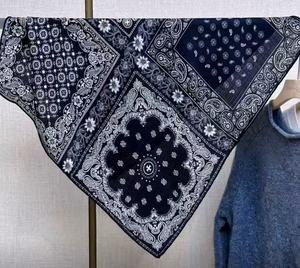 <span class=keywords><strong>Sciarpa</strong></span> quadrata di seta di gelso 100% stampata personalizzata a punto floreale bianco nero <span class=keywords><strong>elegante</strong></span> di lusso 70x70cm quattro sezioni del modello - Product Image 2