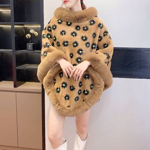Poncho Invernale da Donna in Ecopelliccia con Motivo Floreale a Margherita, Collo Alto e Bordo in Ecopelliccia, Mantella Calda Avvolgente - Product Image 5