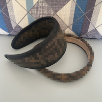 Vente en gros de bandeaux de créateur de luxe pour femmes européennes et américaines avec impression de LOGO de marque célèbre, bandeaux larges et plats en tissu rembourré avec éponge
