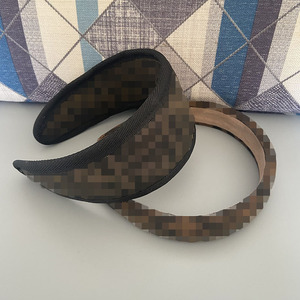 Vente en gros de bandeaux de créateur de luxe pour femmes européennes et américaines avec impression de LOGO de marque célèbre, bandeaux larges et plats en tissu rembourré avec éponge - Product Image 5