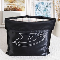 Sac à cordon en satin noir imprimé de logo personnalisé pour chapeau Cadeau en satin de soie de luxe souple Vêtements Paquet de cheveux Sac à main Sac à poussière pour chaussures