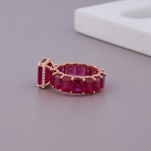 Anillo de Eternidad Completo con Rubíes Talla Esmeralda y Detalles de Diamantes en Oro Rosa / Blanco / Amarillo de 18K |   Joyería Fina Personalizada - Product Image 5