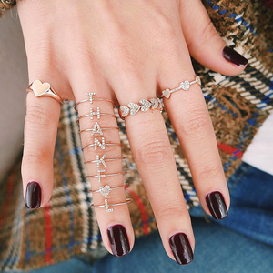 Anillo Minimalista con Inicial Personalizada en Oro, Joyería Delicada de Latón para Mujer con Nombre Personalizado y 26 Letras del Alfabeto - Product Image 2