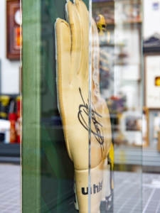 Cadre photo rectangulaire vertical en acrylique transparent fait main avec logo personnalisé Ludaye, impression UV, pour gants <span class=keywords><strong>de</strong></span> <span class=keywords><strong>gardien</strong></span> <span class=keywords><strong>de</strong></span> but, à suspendre au mur - Product Image 4