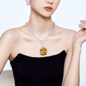 สร้อยคอจี้เพชรทรงสี่เหลี่ยมใหญ่ ดีไซน์โดดเด่นสะดุดตา รุ่น Dylam Dazzling สำหรับผู้หญิง ทำจากเงินแท้ 925 ประดับเพชรเต็มเม็ด คุณภาพ 5A - Product Image 3