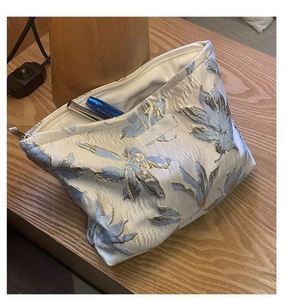 Bolsa de Cosméticos de Gran Capacidad con Flores en Relieve Doradas, Bolsa de Almacenamiento de Lona para Viaje con Cierre de Cremallera Portátil - Product Image 3