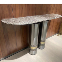 Table console moderne de luxe de conception italienne en acier inoxydable avec plateau en marbre, table console décorative pour couloir et salon