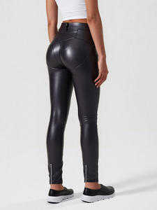 Damen Biker-Leggings aus mattem schwarzem Kunstleder, modische Damen-Hose mit Falten und Reißverschluss-Details - Product Image 2