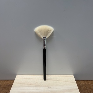 The Cloud Brush Tamaño mediano Suave Natural Fluffy Hair Fan Brush Mascarilla facial Highlight Pink Fan Facial Brush - Product Image 3