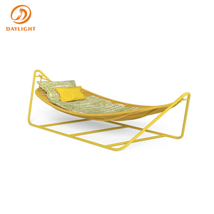 <span class=keywords><strong>Lit</strong></span> <span class=keywords><strong>de</strong></span> repos <span class=keywords><strong>suspendu</strong></span> moderne pour extérieur, structure métallique couleur sable avec coussin matelassé pour patio et bord <span class=keywords><strong>de</strong></span> piscine - Product Image 4