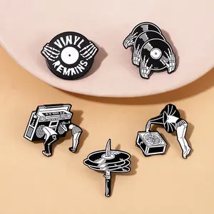 Großhandels preis Horror Punk Musik Emaille Pins Benutzer definierte schwarze dunkle Vinyl Records Messer Broschen Revers Abzeichen Gothic Schmuck Geschenk