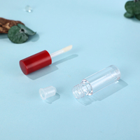 Oemcospack Stock de 100 pièces de brillant à lèvres en plastique rose noir blanc avec logo personnalisé emballage de 5ml de tubes de brillant à lèvres uniques grand pinceau et baguette magique