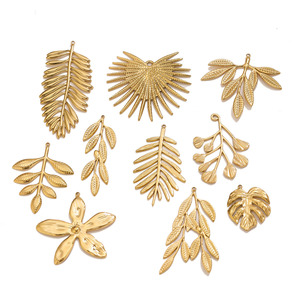 Galería de Hojas Botánicas |   Dijes de Rama de Flor con Hojas en Oro PVD de 18K y Acero Inoxidable |   Colgante Hipoalergénico Resistente al Agua y al Deslustre - Product Image 6