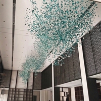 Lustre LED personnalisé en forme de montagne verte avec décorations en cristal pour salle à manger d'hôtel
