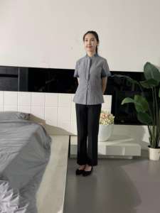 Uniforme de limpieza de verano unisex para uso en recepción con logotipo personalizado, diseño de manga corta, uniforme de limpieza de hotel - Product Image 3