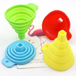 Mini entonnoir pliable en silicone, entonnoirs portables pliables à suspendre, outils de cuisine pour distribution de liquides domestiques OEM/ODM - Product Image 1