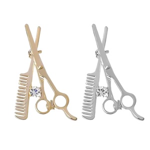 Épingles de revers personnalisées en métal émaillé or et argent de haute qualité pour barbiers, vente en gros - Product Image 2