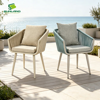 Chaise de salle à manger en aluminium avec sangles tressées aérées et coussin de siège moelleux, fauteuil de patio résistant aux intempéries, idéal pour projets hôteliers et contractuels
