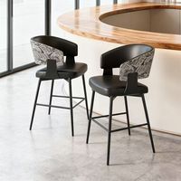 Stoel met gestoffeerde zitting, gebogen rugleuning, voetsteun en metalen frame voor hotel, restaurant, bar, café, pub en keuken.