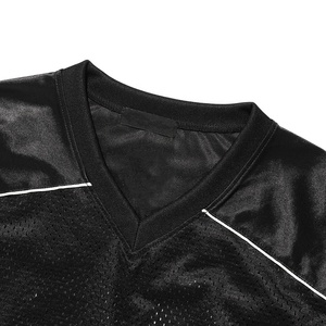 T-shirt noir streetwear hip-hop coupe ample col en V en maille avec logo personnalisé et passepoil rétro pour le football (vente en gros) - Product Image 3