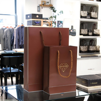 Solution d'emballage cadeau haut de gamme durable avec gaufrage - Sacs en papier personnalisés avec poignées en ruban, vente en gros, fabricant de luxe
