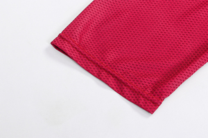 Jersey de Ciclismo MTB en Degradado Borgoña y Negro, Elegante y Transpirable, con Tejido de Malla Ventilada para Paseos por Montaña - Product Image 4