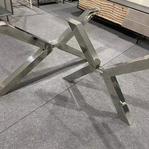 Mesas de Comedor de Estilo Moderno y Lujoso, Populares en Europa, con Cubierta de Roble, Patas Cruzadas de Acero Inoxidable y Travertino - Product Image 6