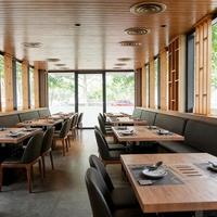 Meubles de restaurant modernes et minimalistes, respectueux de l'environnement - Table en bois massif et canapé en cuir durable - Ensemble de sièges privés