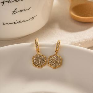 Pendientes Colgantes de Acero Inoxidable con Gancho de Flor Chapado en Oro de 18k, Grabado Personalizado y Disco de Flor con Circonitas Completas para Mujer, Venta al por Mayor - Product Image 1