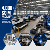 Fabrication sur mesure de tôles métalliques directement en usine avec soudage et traitement de surface pour les couvercles et supports d'équipements