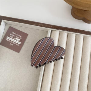 Vente en gros de pinces à cheveux vintage rayées marron 7CM, pinces à cheveux en forme de cœur imprimées, pinces à cheveux personnalisées pour femmes - Product Image 6