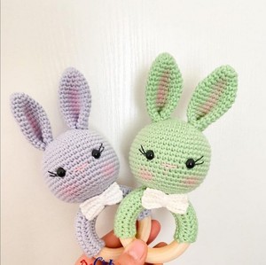 Juguetes de conejito de ganchillo de madera con sonajero suave al por mayor <span class=keywords><strong>para</strong></span> regalo de bebé recién nacido con varios colores - Product Image 2