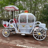 Chariot de tourisme de type chariot de cheval blanc avec lampes en forme de cheval au galop, chariot de cheval rouge haut de gamme
