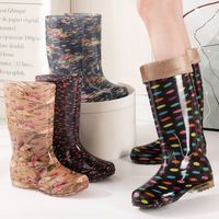 Botte de pluie en PVC pour hommes chaussures imperméables tissu floral plus velours coton chaud hiver chaussures en caoutchouc en gros pour hommes