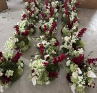Susunan Bunga Artifisial Sutra+Kain Modern Putih Hijau Calla Lily Ranunculus Mawar Hydrangea 80cm untuk Meja Pernikahan