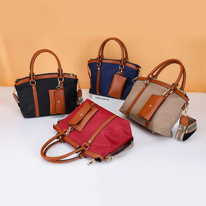 Sacs <span class=keywords><strong>à</strong></span> <span class=keywords><strong>main</strong></span> tendance en nylon personnalisés pour femmes, inspirés des créateurs, avec fermeture éclair, chaîne, pompon et décorations <span class=keywords><strong>à</strong></span> rivets - Product Image 2