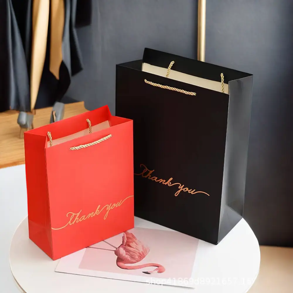 حقيبة ورقية سوداء فاخرة للملابس للتسوق والهدايا بطباعة أوفست للبيع بالتجزئة بحرفية مع تصميم ترويجي