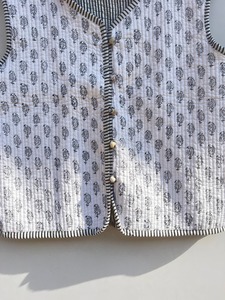 Chaleco Unisex Reversible Acolchado de Algodón Transpirable y Ecológico, Estampado a Mano con Bordado Floral, Ligero para Usar en Capas - Product Image 5