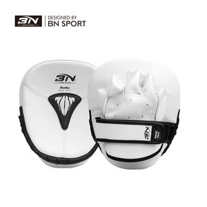 Mitaines de frappe blanches UFC BN Discount pour entraînement de MMA, sparring, punching, Muay Thai, Karaté, Taekwondo - Product Image 3